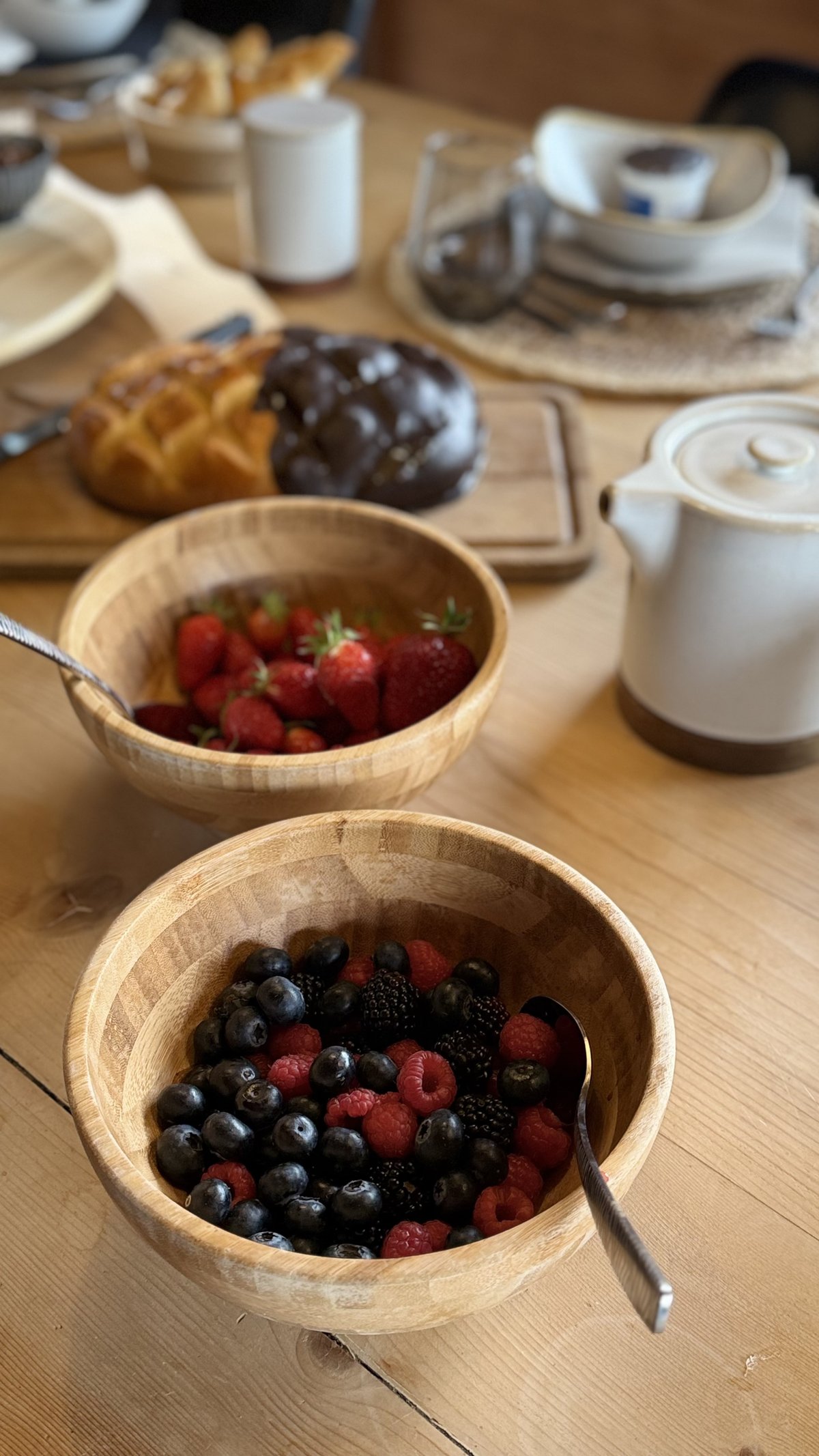 Petit-déjeuner — fruits frais et viennoiseries
