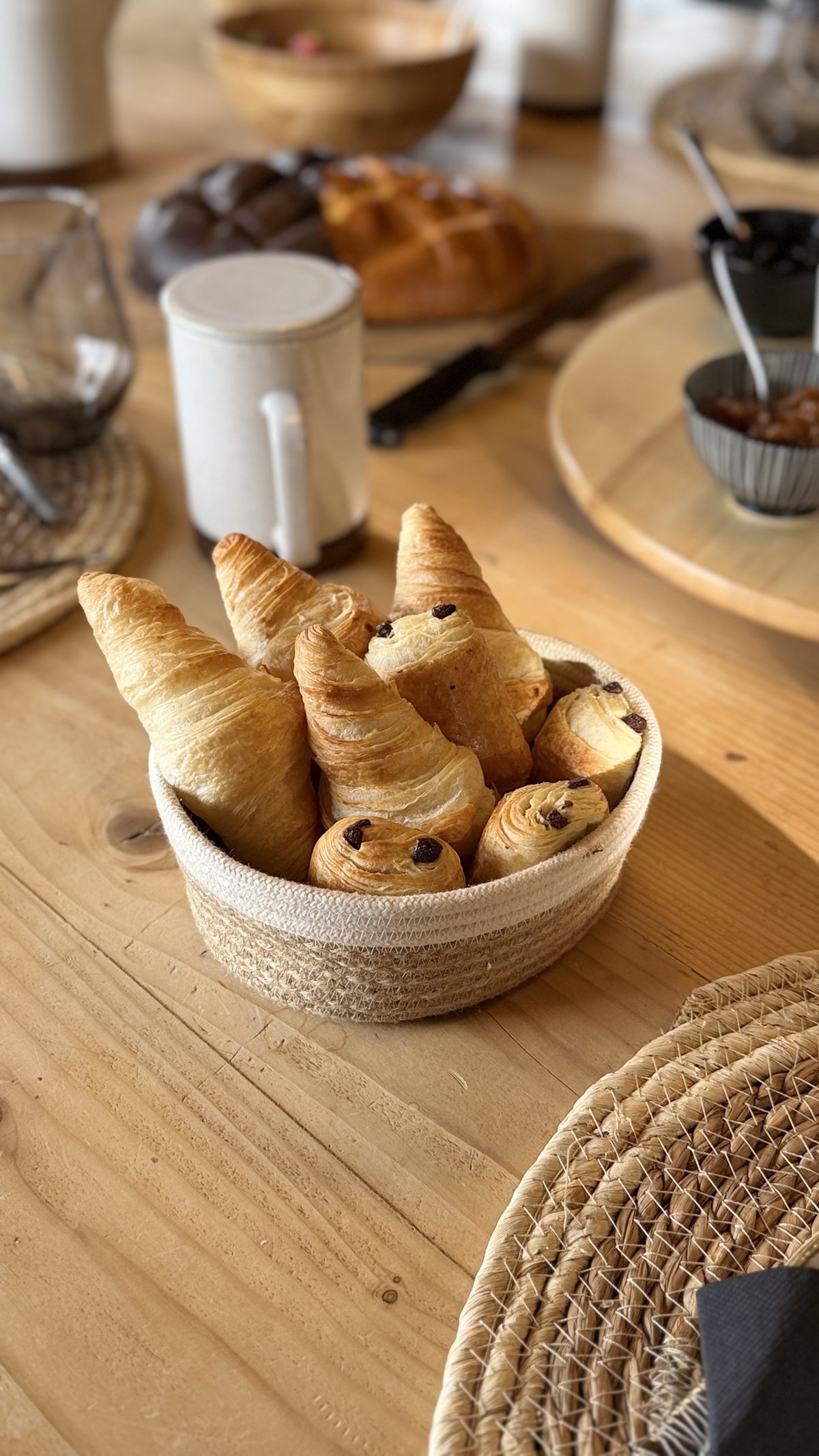 Petit-déjeuner — croissants et pains au chocolat